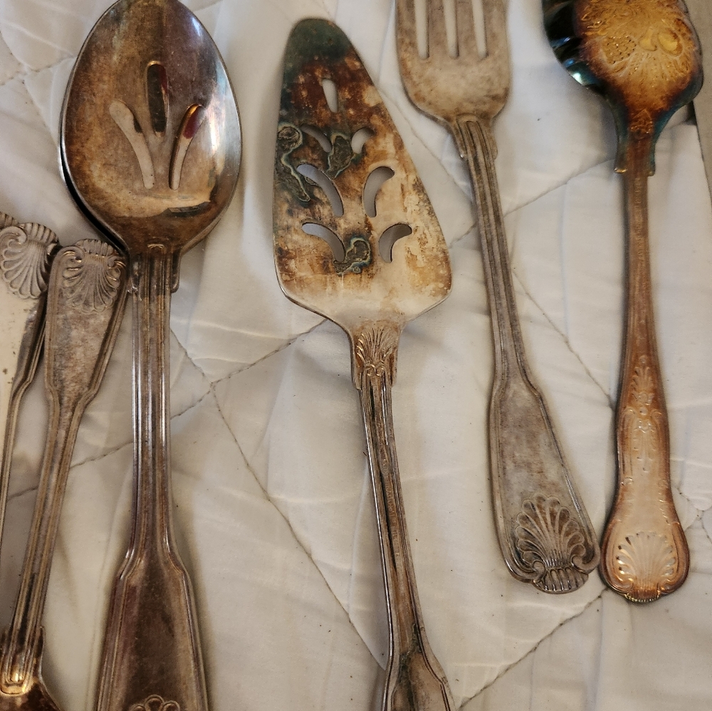 Antique 43 piece International E.P Korea shell pattern silverware set. - Picture 14 of 16